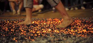 Image Vuurlopen: met blote voeten over hete kolen lopen | TeambuildingGuide